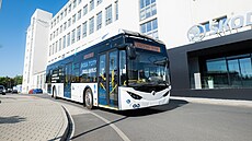 Dvanáctimetrový trolejbus s pomocnými bateriemi pro úseky bez trolejí testuje...
