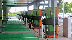 �adu nabíjecích stojan� pro elektromobily vybudovala spole�nost �EZ v nákupním...