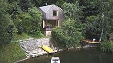 Zvenku je d�m hmotov� �ist� funk�ní a materiálov� skromný. 