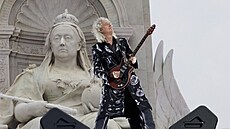 Brian May z kapely Queen na koncert� k platinovému jubileu královny Al�b�ty II....
