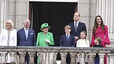 Vévodkyně Camilla, princ Charles, královna Alžběta II., princ George, princ...