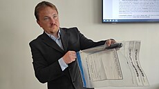 Kriminalista Milan Dole�al ukazuje d�kazy k p�ípadu stalkingu.