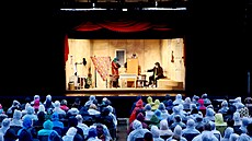 Loni zahájilo Divadlo Bolka Polívky hraní na nové letní scén� v amfiteátru na...