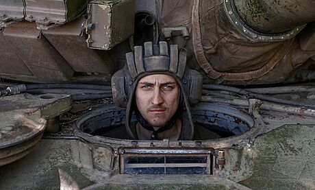 Ukrajinský voják v tanku v Doncké oblasti (11. ervna 2022)