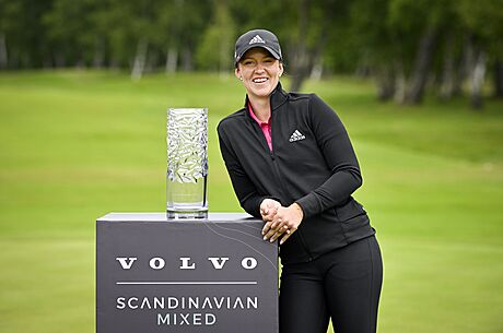 Linn Grantová s trofejí pro vítze smíeného golfového turnaje Scandinavian...