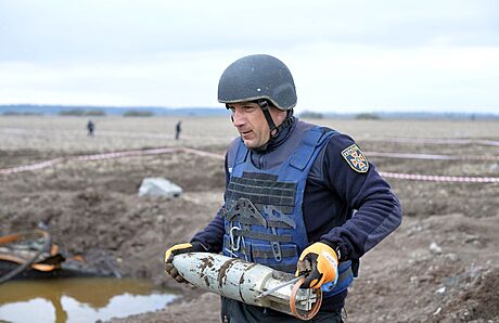 Specialista z ukrajinské Státní pohotovostní sluby nese granát bhem...