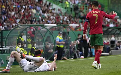 Portugalský kapitán Cristiano Ronaldo po lutém faulu na Václava Jemelku....