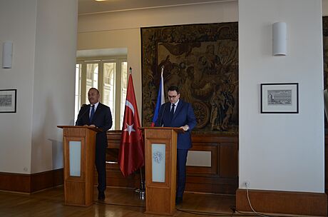 eský ministr Jan Lipavský a jeho turecký protjek  Mevlüt Çavuo&#287;lu...