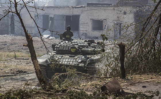 Ukrajinský tank na frontové linii v ostelovaném Severodoncku (8. ervna 2022)
