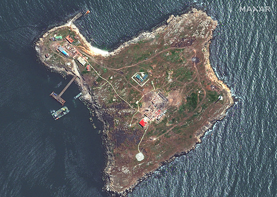Hadí ostrov na satelitním snímku z poloviny kvtna. Od té doby zde Rusové...