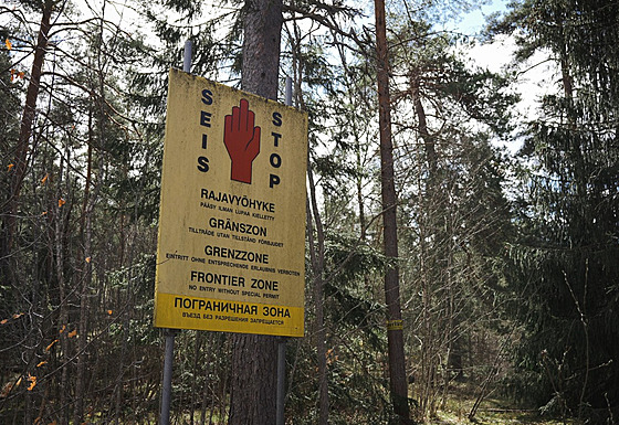Varovná cedule na finsko-ruské hranici u msta Imatra (13. kvtna 2022)