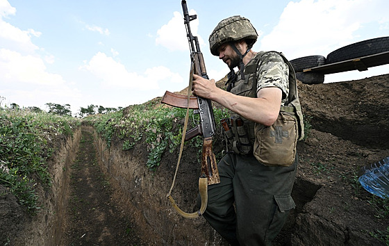 Dvaaticetiletý ukrajinský voják Petro v zákopu u Chersonu (12. ervna 2022)