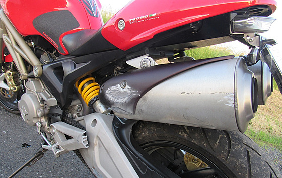 Motorká�ka na D46 d�ela asi t�icet metr� svodidla, pak ze stroje spadla a...