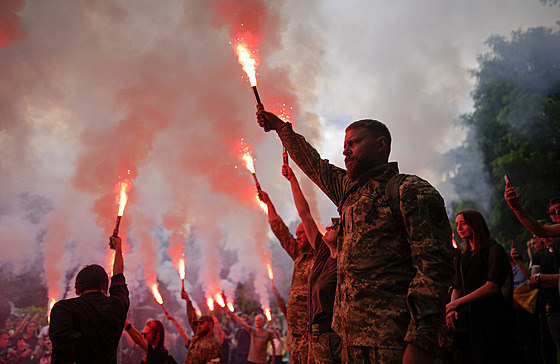 Vojáci se louí s aktivistou Romanem Ratuným. Ten se stal symbolem ukrajinské...