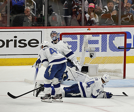 Branká Tampy Andrej Vasilevskij inkasuje gól ve finále NHL.