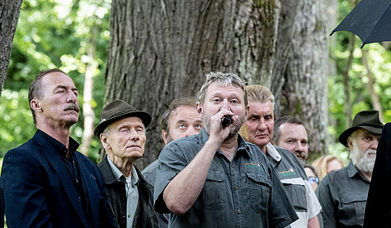 Slavnostní otev�ení a po�ehnání opravené brány v Lánské obo�e. Akce se...