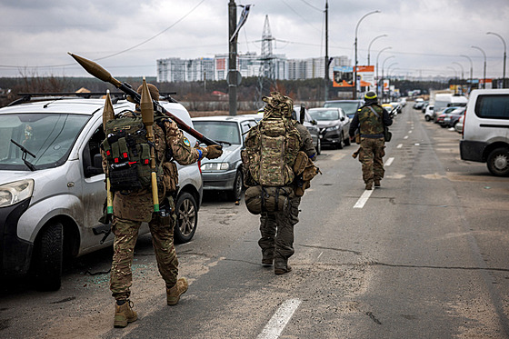 Ukrajintí vojáci bránící msto Irpi (13. bezna 2022)