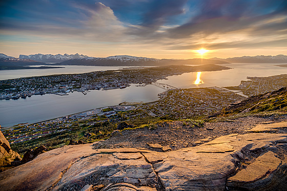 Plnoní slunce. Z vrcholu Storsteinen nad Tromso se od konce kvtna do konce...