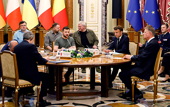 Ukrajinský prezident Zelenskyj na schzce s francouzským a rumunským...