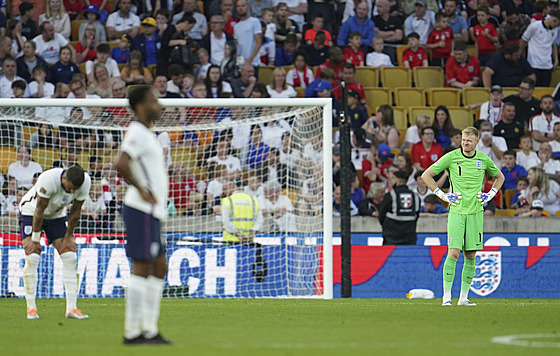Anglický branká Aaron Ramsdale stojí s rukama v bok po tetím inkasovaném gólu...