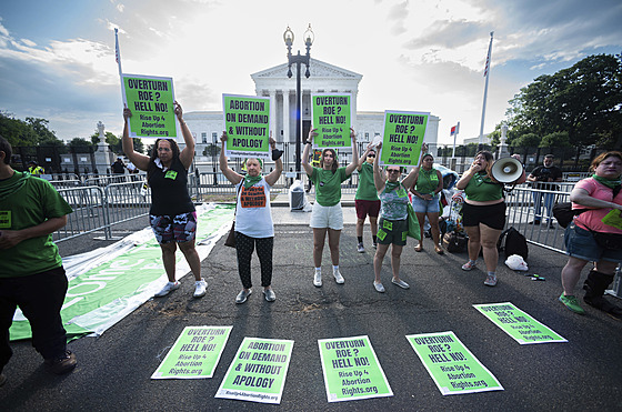 Protest za právo na potrat ped budovou Nejvyího soudu Spojených stát amerických (13. ervna 2022)