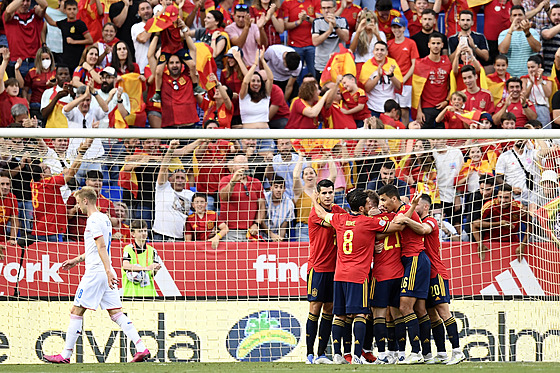 �pan�l�tí fotbalisté slaví gól v domácím utkání Ligy národ� proti �esku.