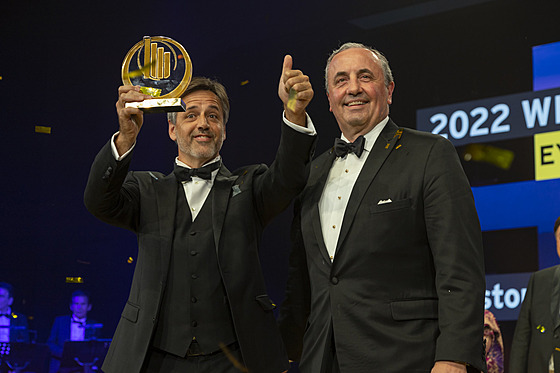 Gastón Taratuta s trofejí pro EY Svtového podnikatele roku
