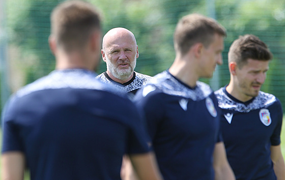Plze�ský trenér Michal Bílek  se svými sv��enci b�hem p�ípravy v lét� 2022.