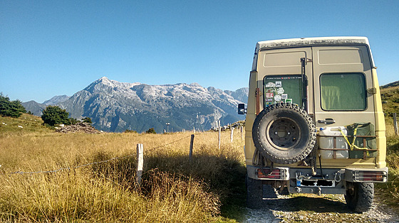 Dodávka dakarského navigátora. Balkán je pro Tomáe zóna svobody.