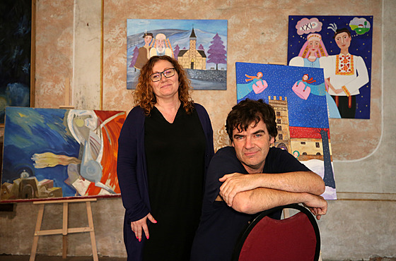 Houslista Eduardo García Salas a malířka Alexandra Dětinská v jednom ze sálů...