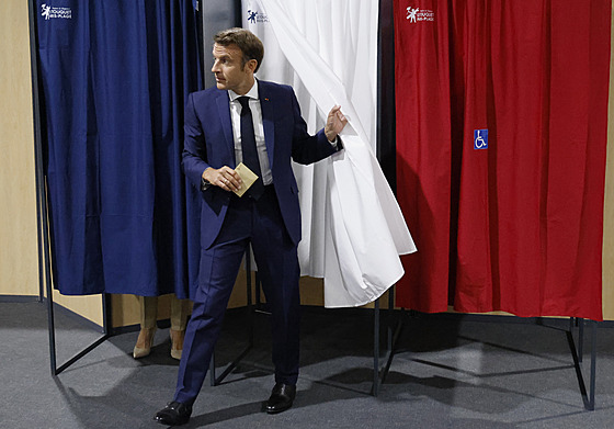 Francouzský prezident Emmanuel Macron odevzdal svj hlas v pímoském letovisku Le Touquet.