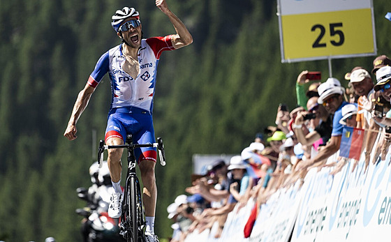 Francouzský cyklista Thibaut Pinot projídí vítzn cílem 7. etapy závodu Kolem...