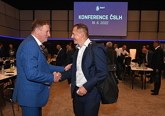 Petr Dědek (vpravo) v družném rozhovoru s novým šéfem českého hokeje Aloisem...