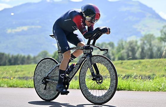 Britský cyklista Geraint Thomas v závrené asovce závodu Kolem výcarska.