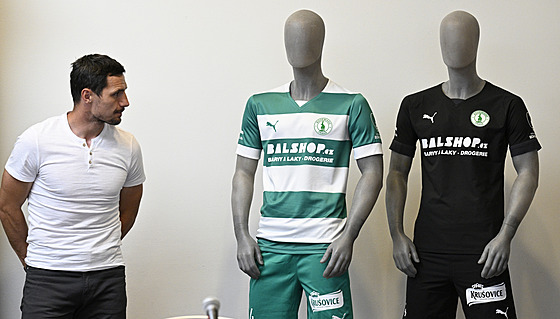 Josef Jind�i�ek si prohlí�í nové dresy Bohemians.