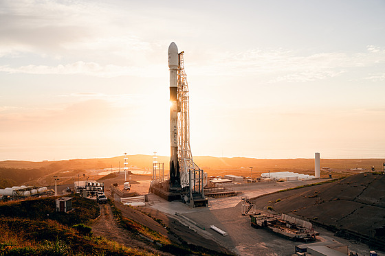 Falcon 9 na ramp SLC-4E ped misí Radarsat