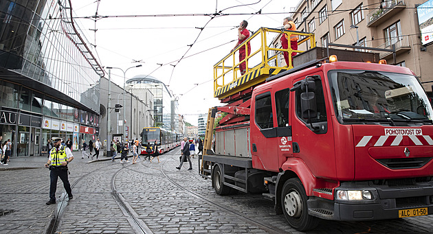 Stržená trolej zkomplikovala provoz několika tramvajových linek přes Anděl