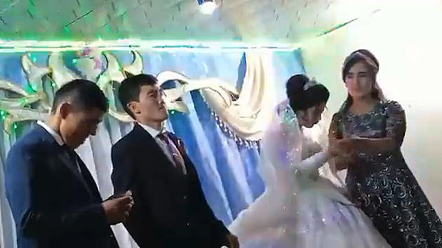 VIDEO: Ženich v Uzbekistánu neunesl prohru, před svatebčany praštil nevěstu