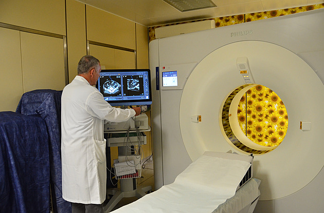 Na urgentním příjmu karlovarské nemocnice začalo sloužit nové CT. (10. června...