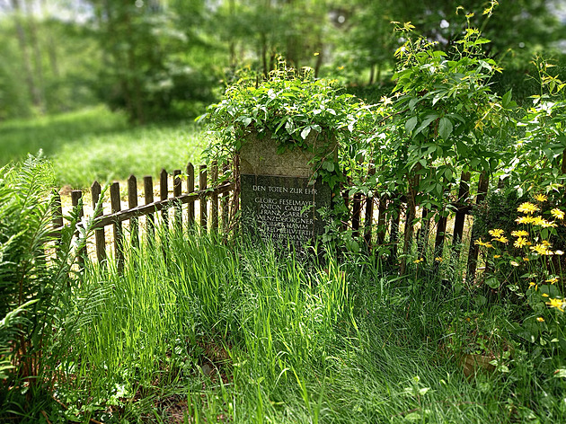 Nad hrobem zasazený pomníček nese jména všech deseti obětí.
