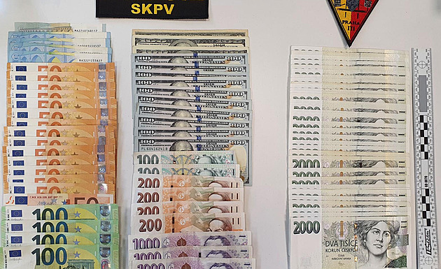 Ve vazbě skončili dva cizinci, z účtů desítek lidí ukradli miliony korun