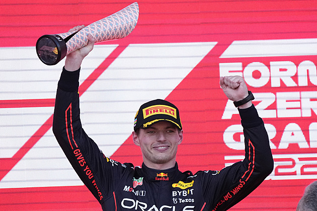 Verstappen poprvé zvítězil v ulicích Baku. Zato Leclercovo prokletí trvá