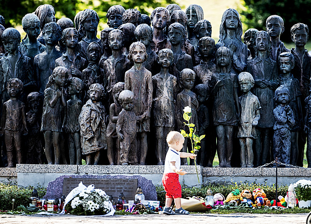 Duka při mši za oběti Lidic vzpomenul na Ukrajince. Pro Buču předal obraz Madony
