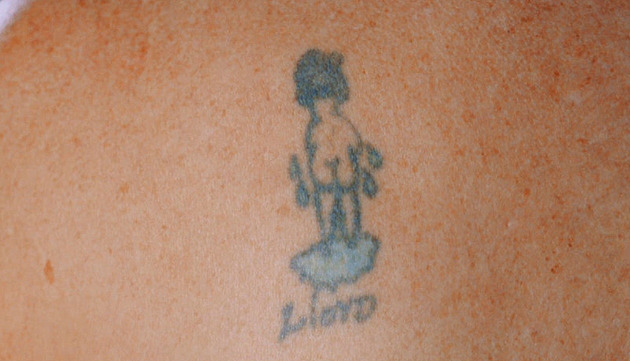 VIDEO: Syn na matčině tetování močil, sourozenci přesto žárlili
