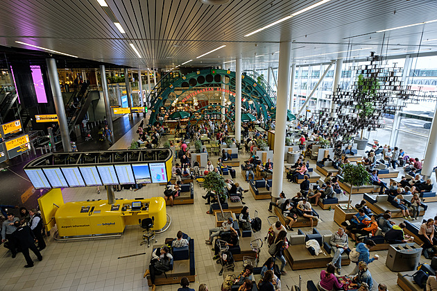 Létání jako horor. Letiště v Evropě jsou přetížená, ve frontě se čeká i hodiny