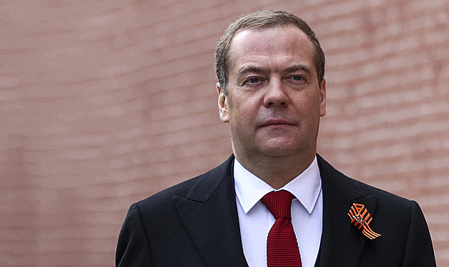 Válka protlačila Medveděva na výsluní. Agresivní politikou si chystá pozici