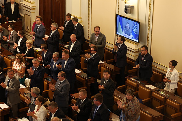 Jsme s vámi, buďte s námi, řekl Zelenskyj. Poslanci mu tleskali vestoje