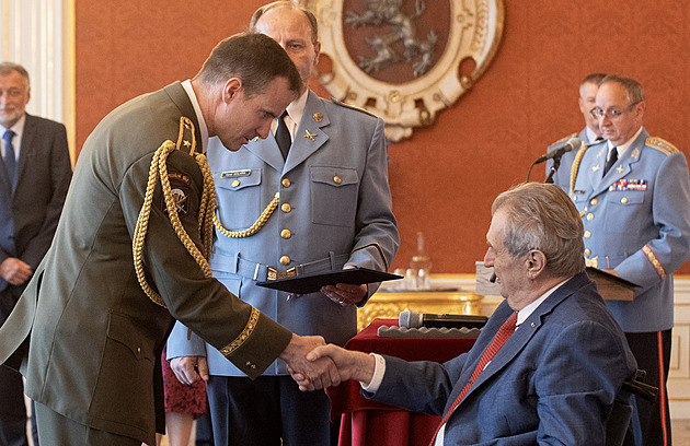Prezident Zeman jmenoval Karla Řehku náčelníkem generálního štábu