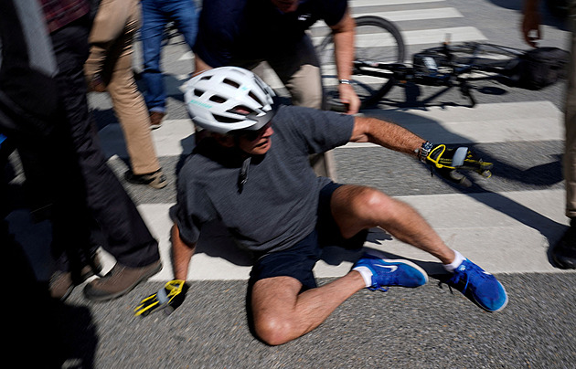 VIDEO: Americký prezident Biden spadl z kola. Nehoda se obešla bez zranění