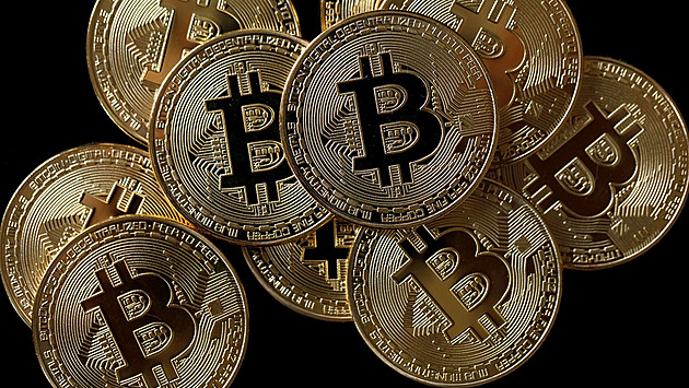 Podvodníci obrali ženu o 400 tisíc, peníze vložila do bitcoinmatu